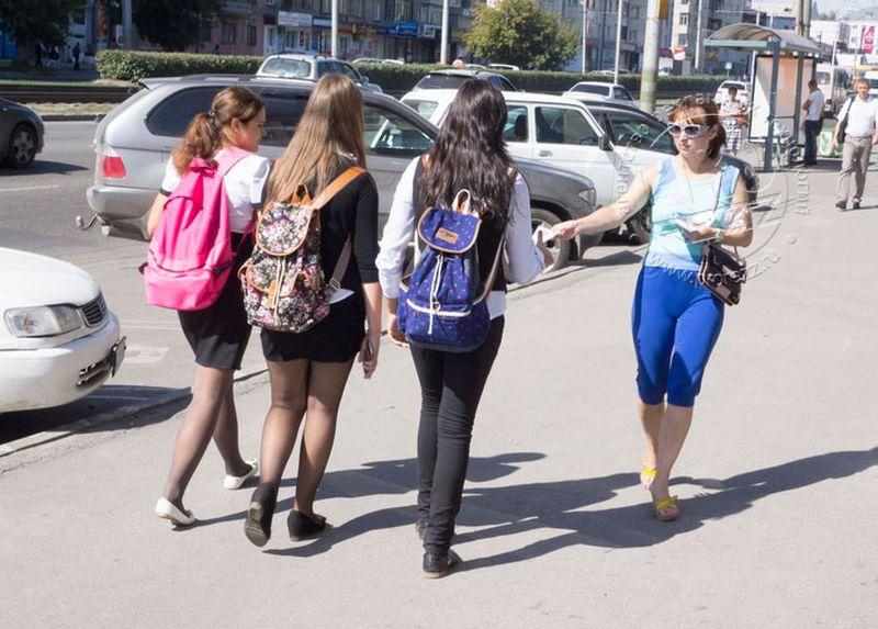 раздача листовок на улице